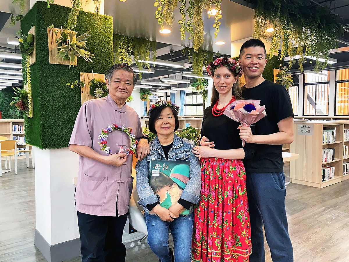 新北市圖三重五常分館特別邀請知名的YouTuber「波蘭女孩x台灣男孩蜜拉士愷」夫妻檔，教親子做「波蘭斯拉夫花冠」。 圖：新北市立圖書館提供