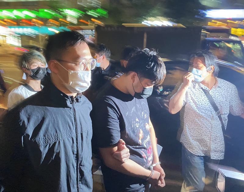 黑衣人餐廳丟蟑螂案引發各界關注，警方獲報後立即成立專案小組偵辦，鎖定涉案犯嫌為4男1女。經警方積極追緝，4日下午先查獲女性犯嫌，約晚間8時30分再將吳男等4嫌拘提到案。 圖：中央社提供