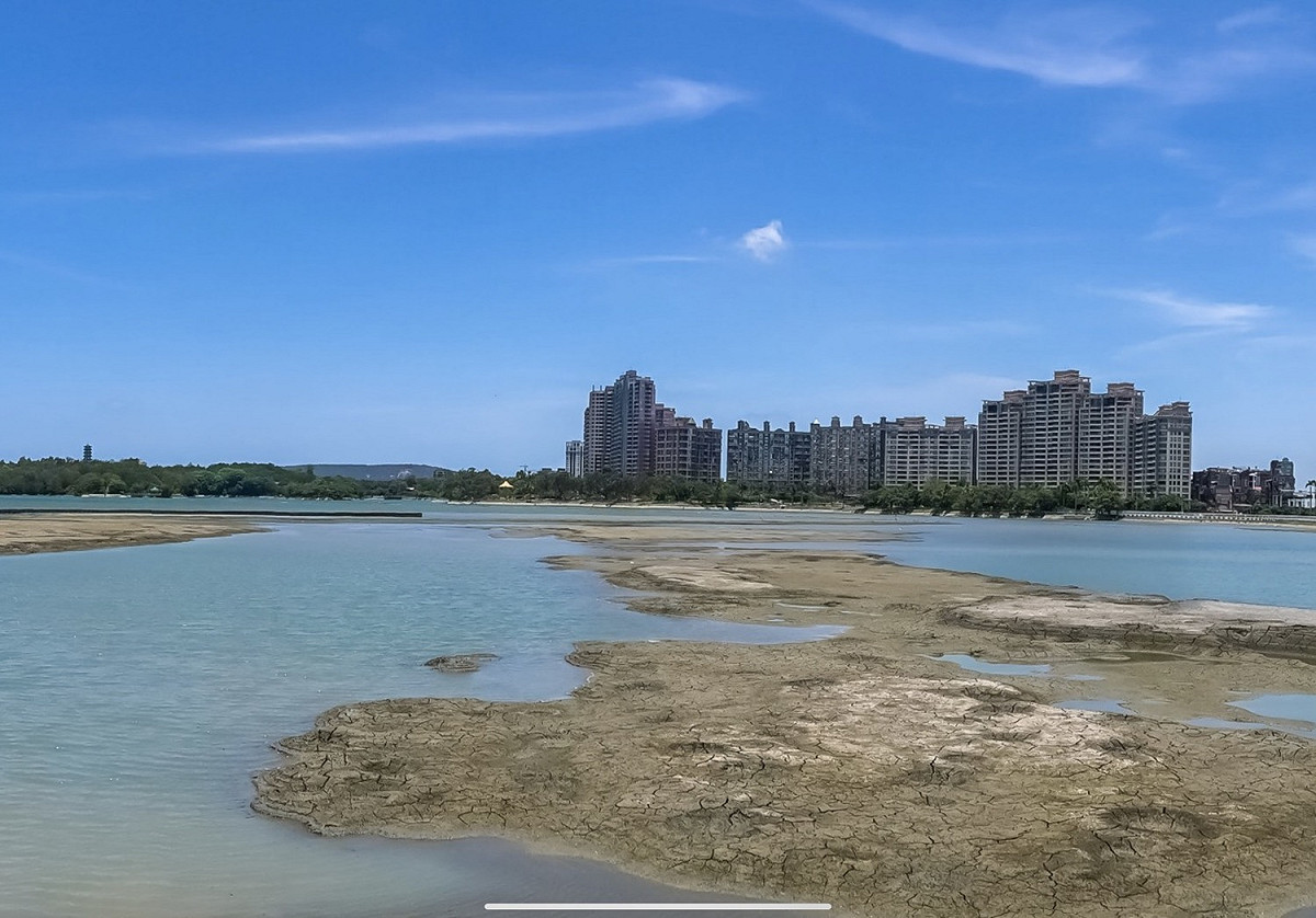 澄清湖日前一度露出沙洲。 圖：高雄市政府提供