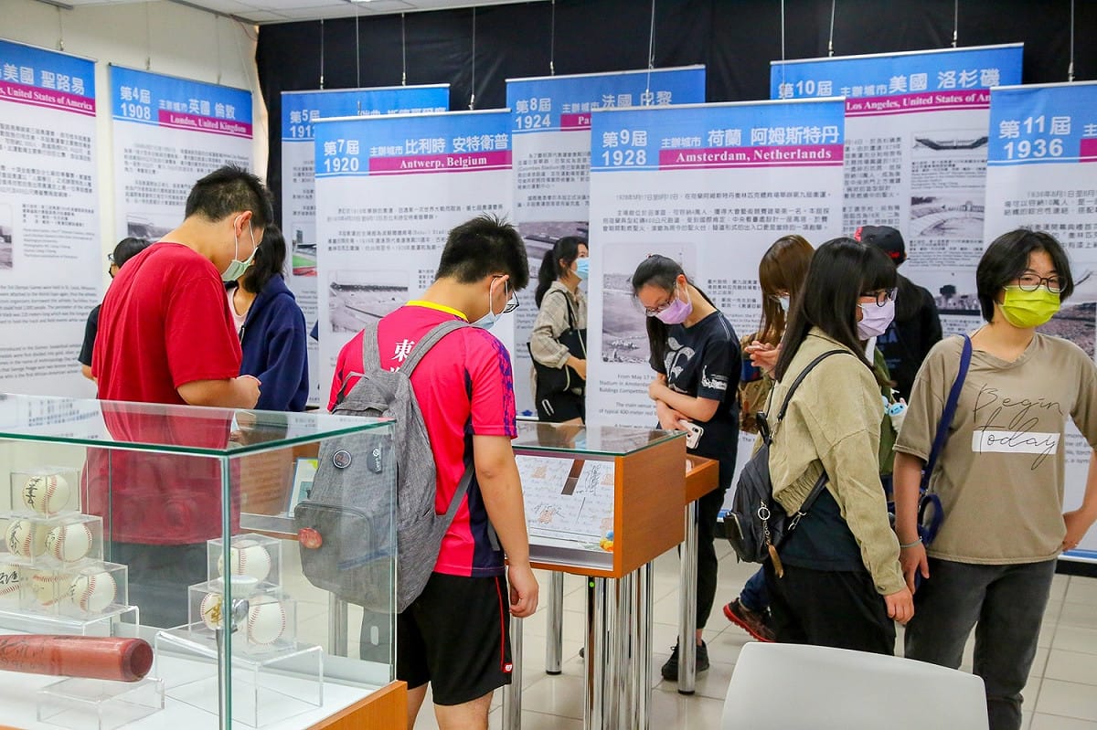 東海大學圖書館與體育室合作辦理「Faster, Higher, Stronger—奧林匹克運動會特展」。 東海大學/提供