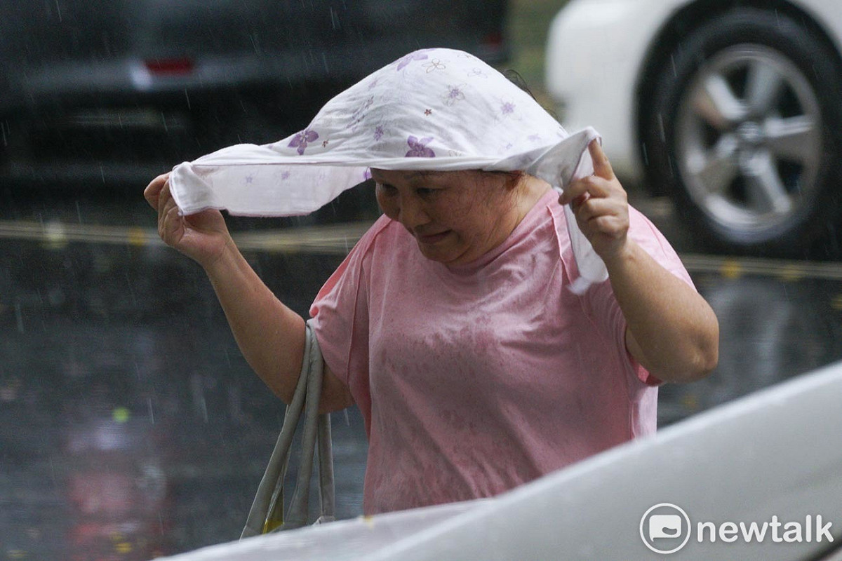 中央氣象署下午14:05再度發布大雨特報。（圖為大雨示意) 圖：張良一／攝（資料照）