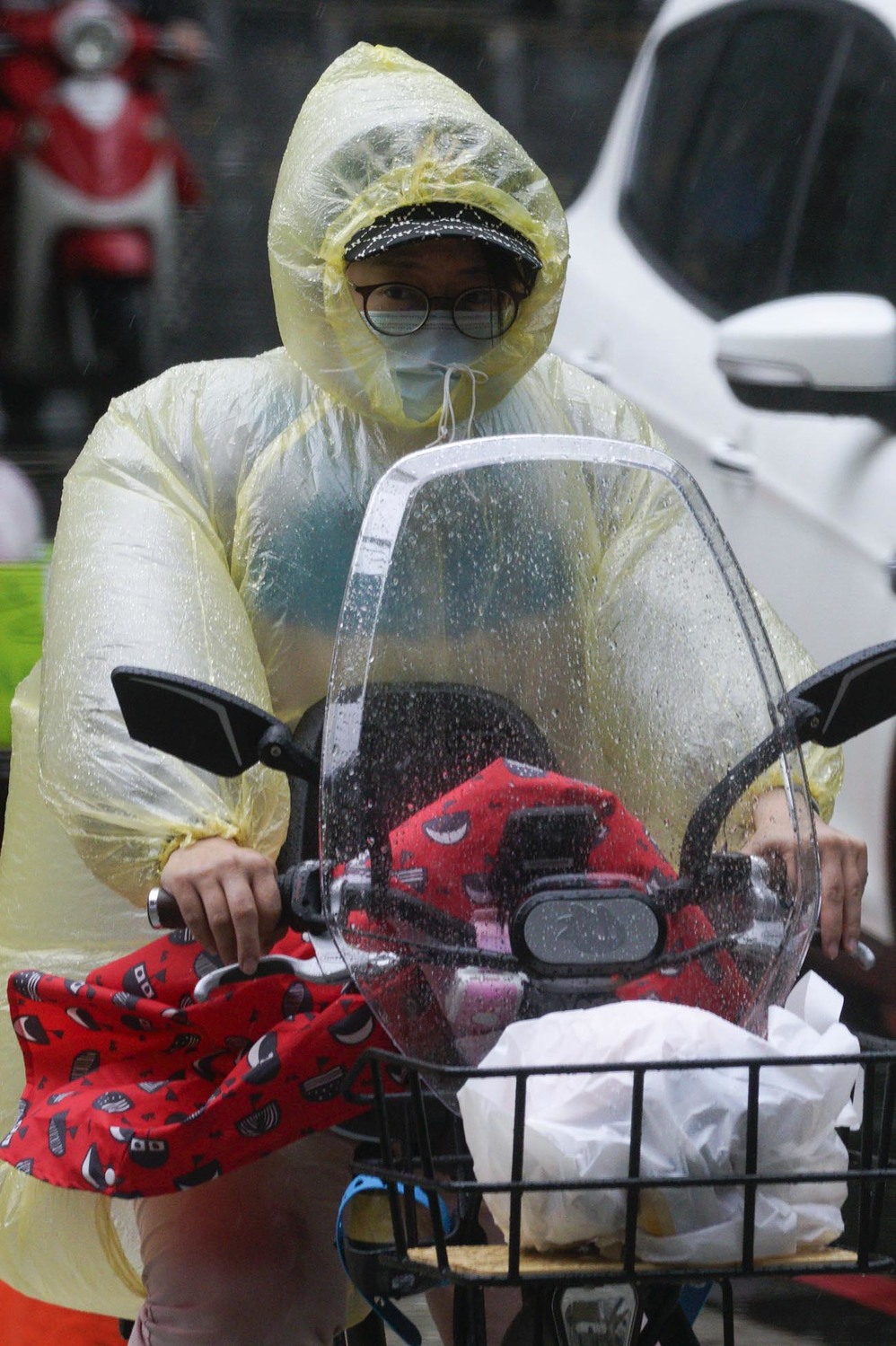 一位民眾在大雨中騎腳踏車。 圖：張良一/攝