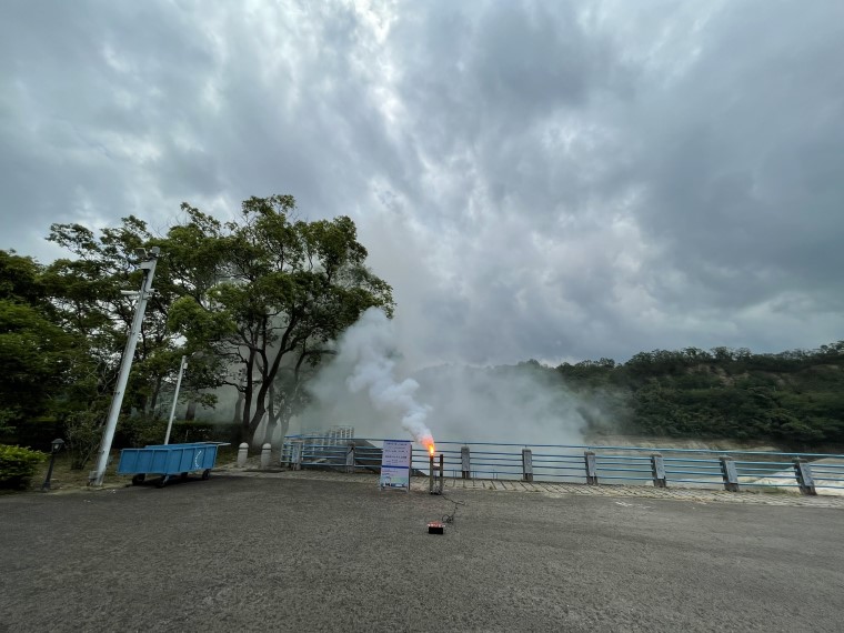 由於鋒面通過西半部有降雨機會，水利署通知8水庫進行人工增雨（圖為明德水庫）。 圖：水利署／提供