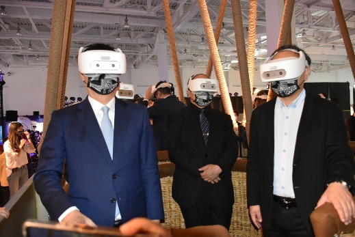 陳其邁(左)親自體驗智崴科技5G體感熱氣球。 圖：孫家銘/攝