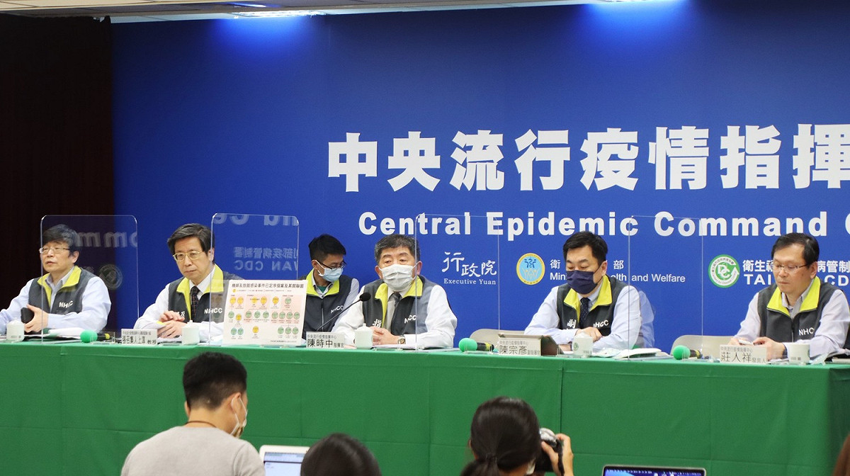 指揮官陳時中（中）表示，近期將擴大至第七、第八類對象接種疫苗。 圖：中央流行疫情指揮中心/提供