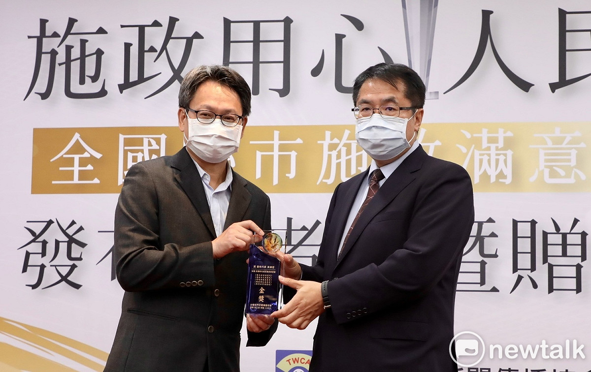 台灣世界新聞傳播協會今日公布「22縣市有感施政大調查」，其中台南市長黃偉哲施政滿意度達76.4%，更奪得5金獎、4銀獎，城市幸福感逾86%。 圖：台南市政府提供