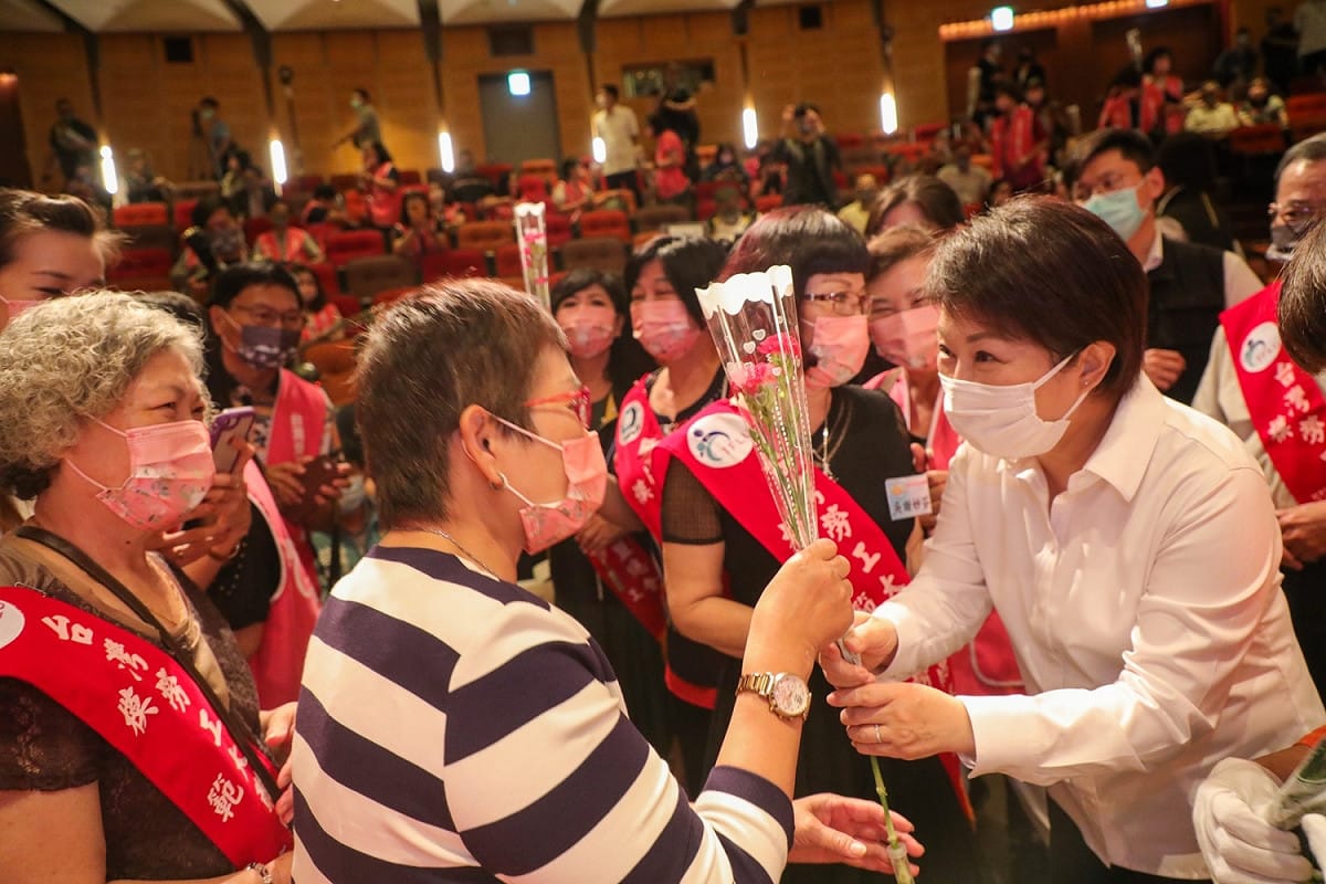 盧市長發送康乃馨祝福母親節快樂。 圖：台中市政府提供