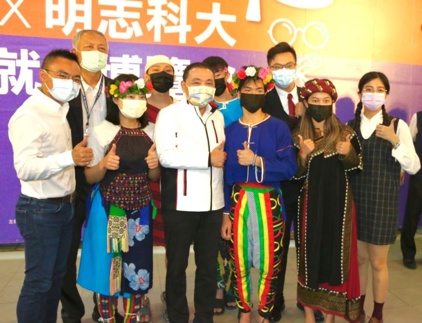 侯友宜參加明志科大校園徵才，與表演傳統舞蹈的原住民青年社並合影。 圖：新北市勞工局提供