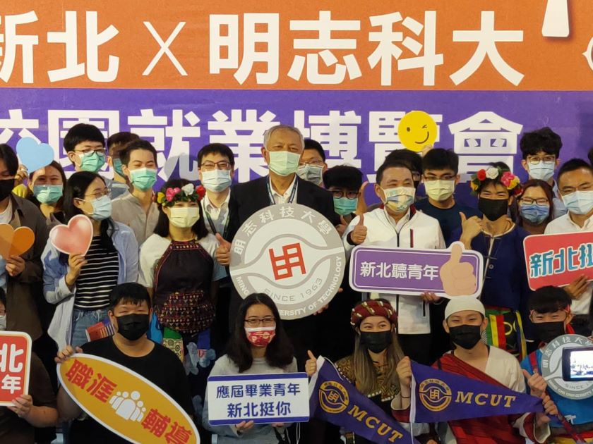 明志科大校園就博會，侯友宜分享職涯經驗，並與師生合影。 圖：新北市勞工局提供