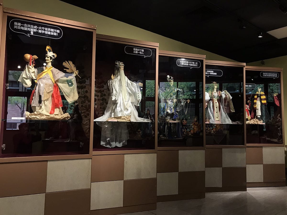「蘇俊穎木偶劇團十週年特展」中的經典劇目主要角色與經典口白。 圖：新北市文化局提供