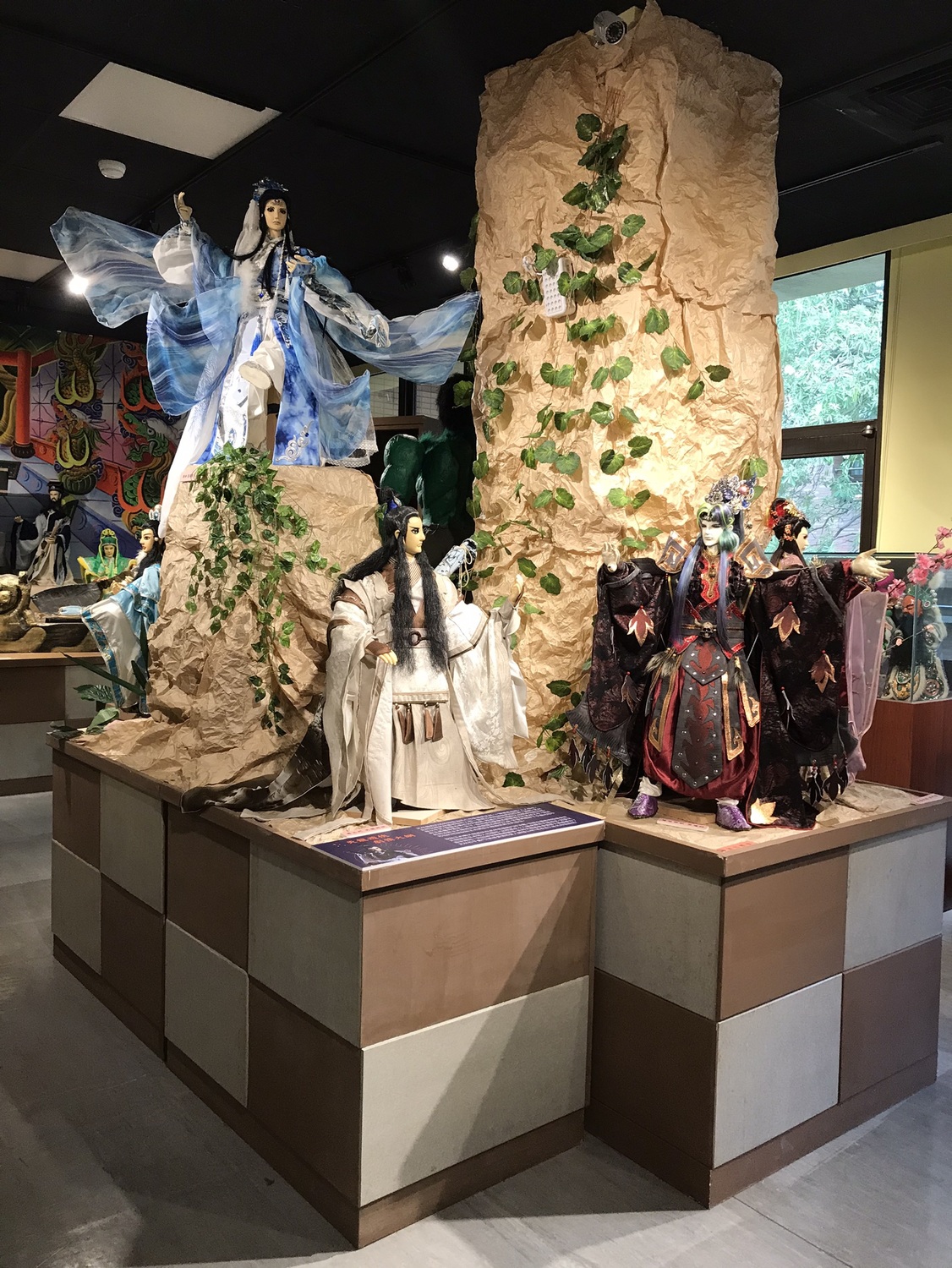 「蘇俊穎木偶劇團十週年特展」看家戲「天龍遊俠」主角展示區。 圖：新北市文化局提供