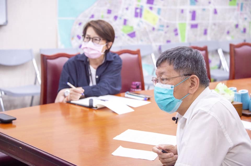 黃珊珊感歎這一年來做防疫工作，中央和地方資訊互不連線，沒事則已，有事時，因為資訊的落差，讓地方政府像是蒙著頭在打仗。 圖：翻攝黃珊珊臉書