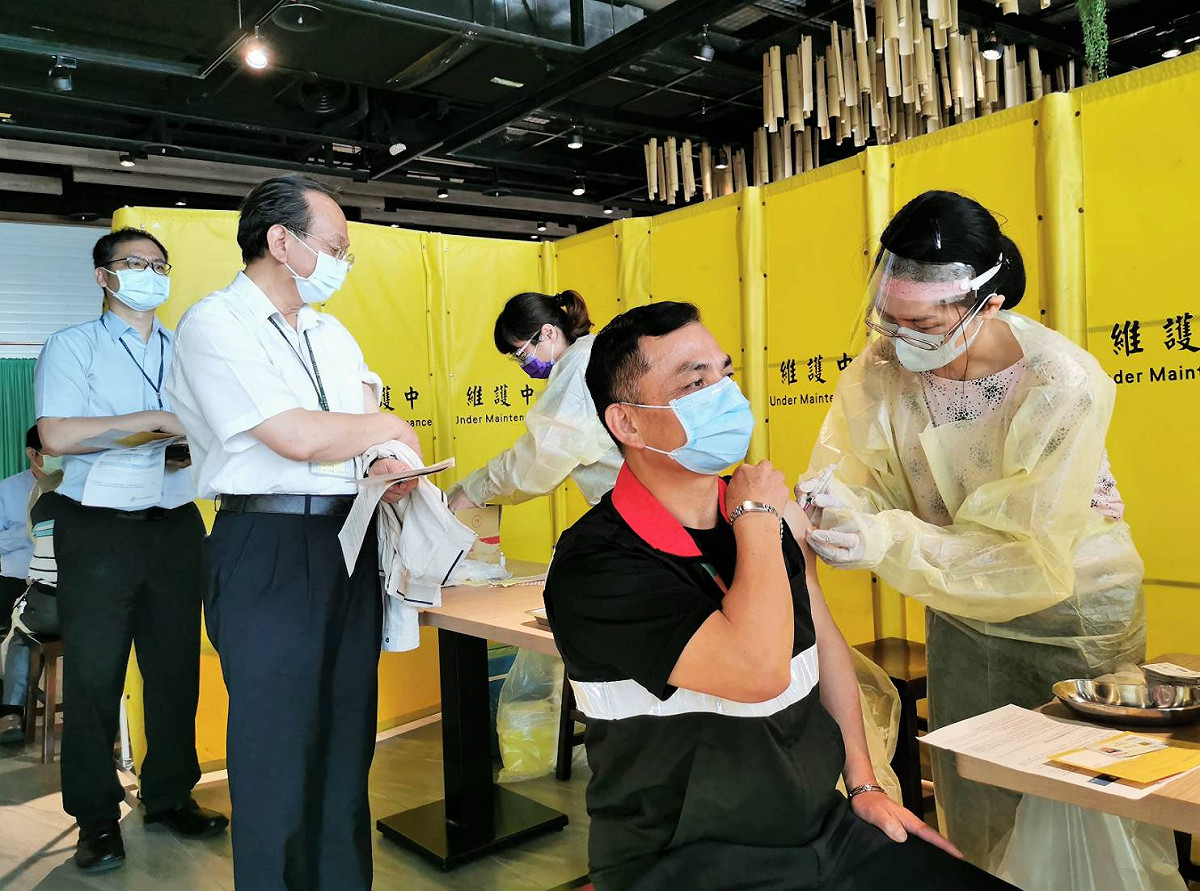 指揮中心表示，新冠疫苗施打人數創新高，目前已累計9萬1002人完成接種。（資料照） 圖：桃機／提供