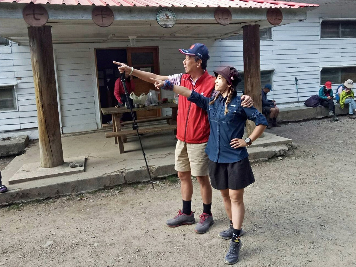 台灣登山家詹喬愉與郭台銘合照。 圖：翻攝詹喬愉 - 三條魚Tri Fish臉書