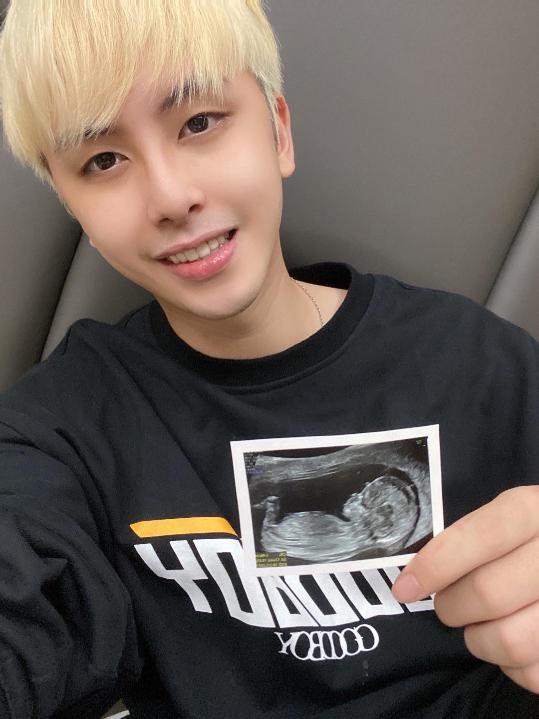 歌手田亞霍在生日自曝結婚喜訊，將升格人父的他還曬照音波照和大家分享。 圖：翻攝自田亞霍臉書