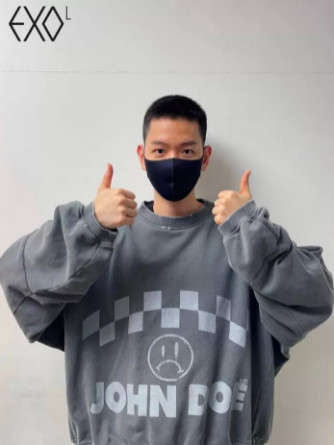 伯賢在生日當天入伍報到，特別曬出小平頭的樣子和粉絲道別。 圖：翻攝自官方平台（官咖）