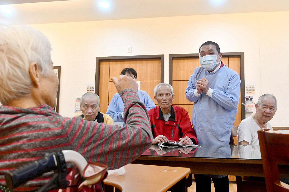 新北市長侯友宜訪視長照機構防疫情形，與長者互動熱絡。 圖：新北市政府/提供