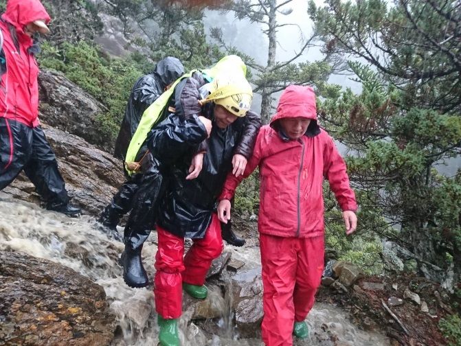 保育巡查員揹負傷患下山。 圖：內政部提供
