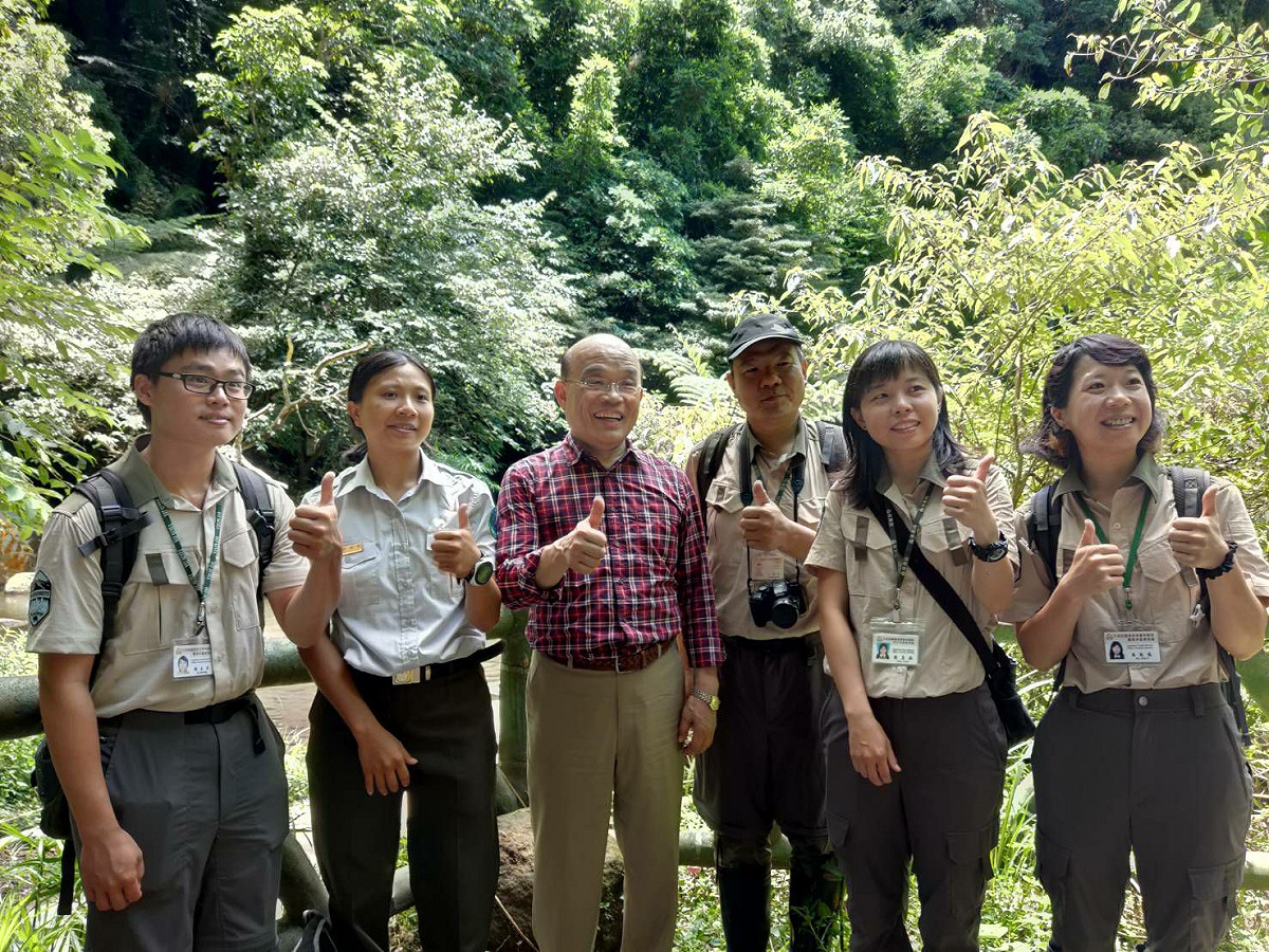行政院長蘇貞昌曾於去年7月10日視察陽明山國家公園大屯瀑布，和保育巡查員合影。 圖：內政部提供