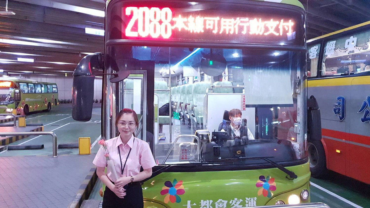 大都會客運及悠遊卡公司於5月7日至9日，贈送使用悠遊付的國道客運2088路線乘客康乃馨。 圖：大都會客運提供