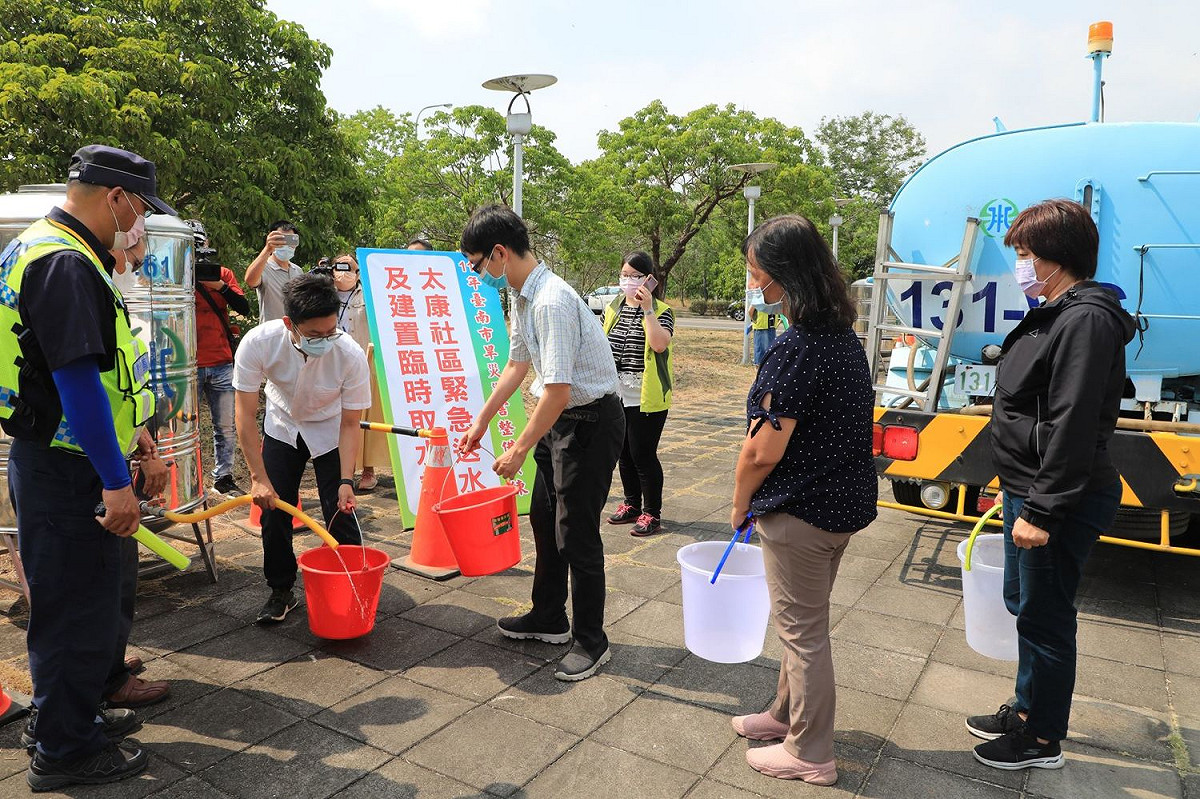 台南市政府召集相關單位辦理抗旱整備演練，模擬停水廣播緊急送水及建置臨時取水點等三情境。 圖：台南市政府提供