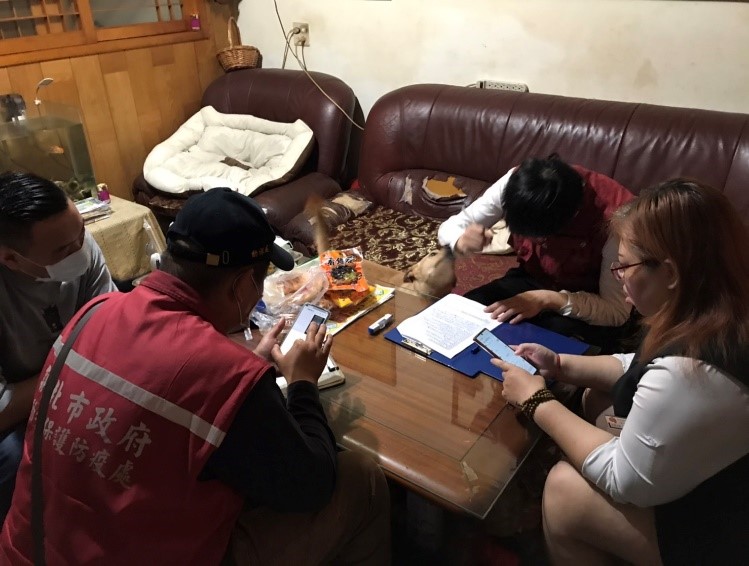 新北市動保處訪查林姓寵物保母。 圖：新北市動保處提供