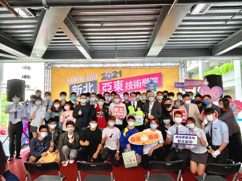 亞東就博會侯友宜職涯開講並與同學熱情合影。 圖：新北市勞工局就服處提供