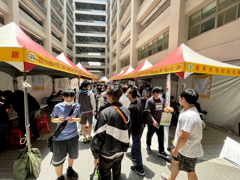 活動現場湧人潮，學生積極參與就博會。 圖：新北市勞工局就服處提供