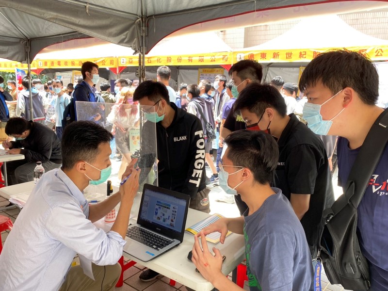 亞東就博會同學積極面試，企業親切解說。 圖：新北市勞工局就服處提供