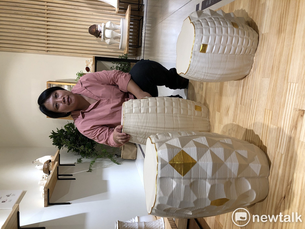 工藝家陳瓊茹與作品-「鼓凳新藝」。 圖：唐復年/攝