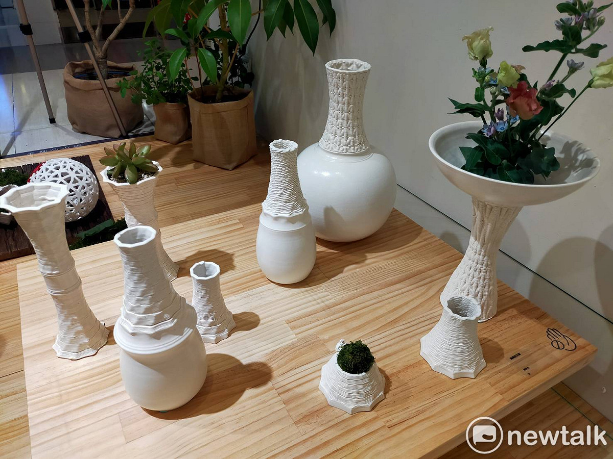 小至品嘗美酒的酒杯、大到花器、鼓凳，都是以3D列印技術結合傳統陶藝工法以及金屬鍛造所製作出來的作品。 圖：唐復年/攝