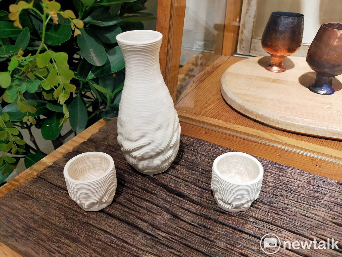 品嘗美酒的酒杯是用3D列印技術完成。 圖：唐復年/攝