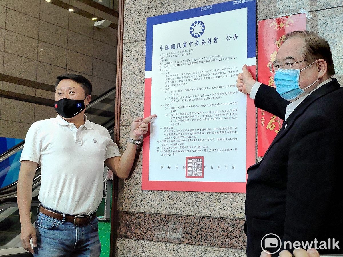 國民黨秘書長李乾龍、組發會主委李哲華張貼國民黨主席選舉公告。 圖：黃建豪/攝