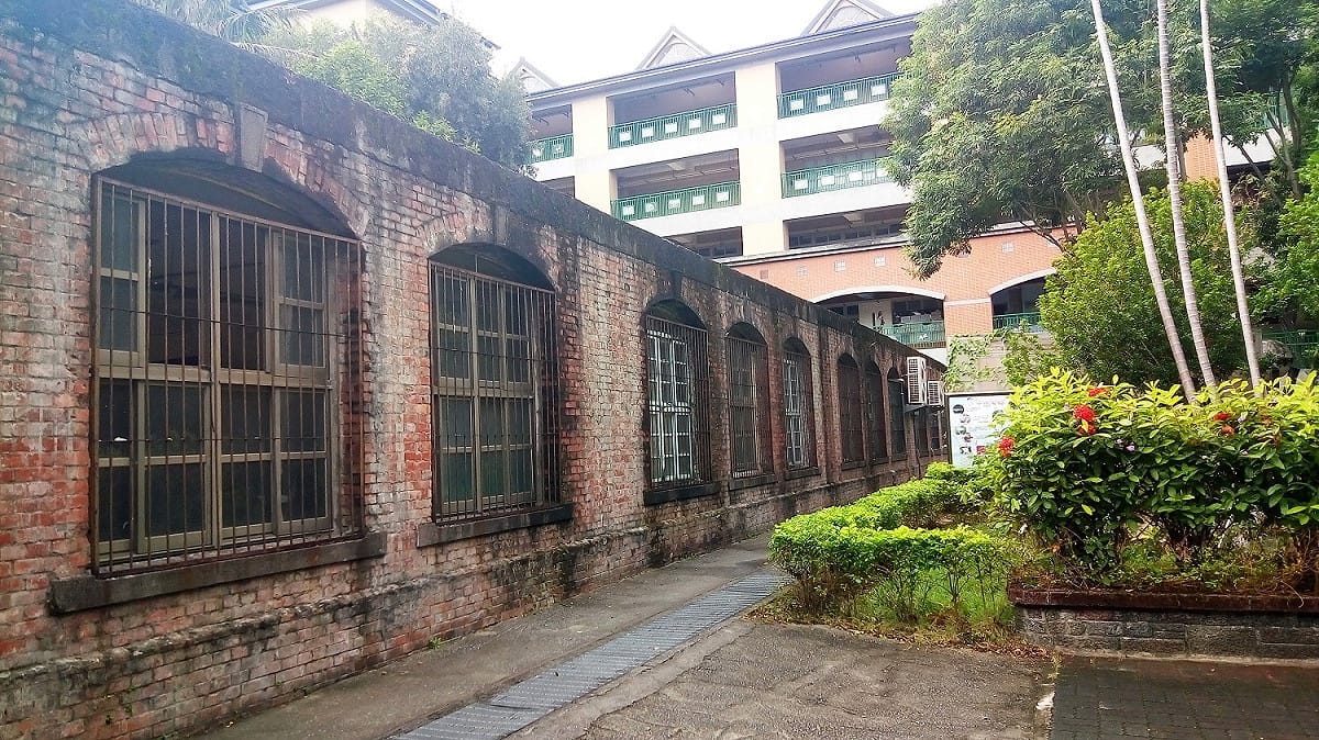 歷史建築「新莊原興直公學校舊校舍」背面。 圖：新北文化局／提供