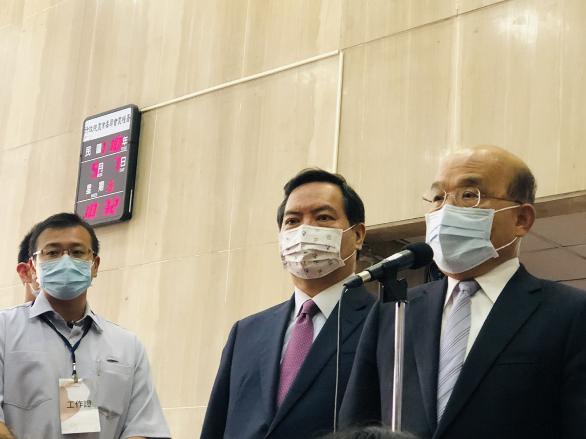 行政院長蘇貞昌今（7）天和蔡英文總統一起參訪臺灣國家婦女館，在蔡總統到來前，接受媒體堵訪。 圖：謝莉慧/攝