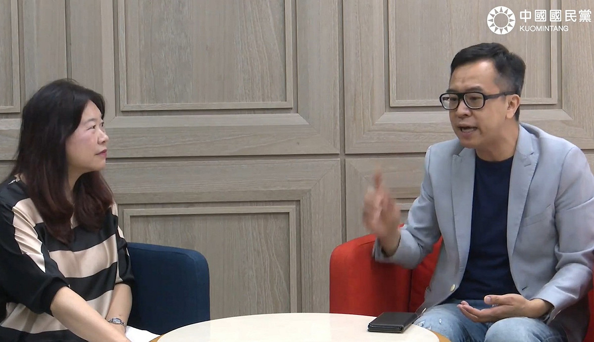 國民黨文傳會副主委黃子哲與李永萍就民進黨涉黑爭議，直指蔡英文主動與有黑道背景的黃承國合作。 圖：擷取自國民黨臉書