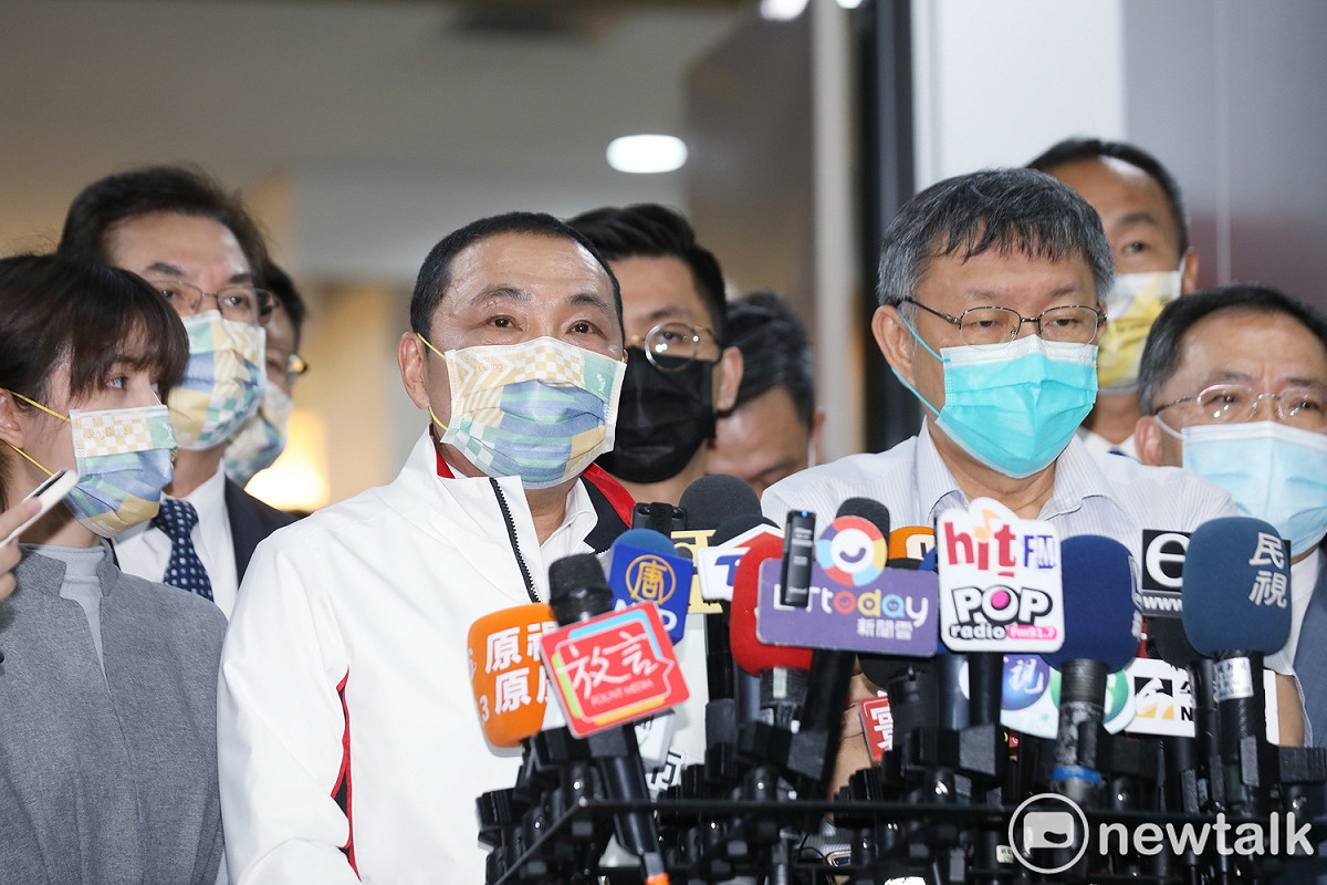 新北市長侯友宜稱中央通報給地方政府確診案例時有時間差，台北市長柯文哲則稱PCR採檢流程皆為中央管控。（資料照） 圖：林昀真／攝