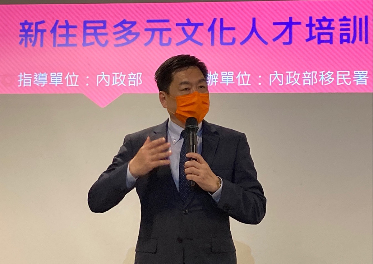 內政部政務次長陳宗彥感謝靜宜、宜蘭、臺東、雲林科技、東華、亞洲等7所大學育成中心，共同合作辦理新住民多元文化人才培訓計畫。 圖：移民署提供