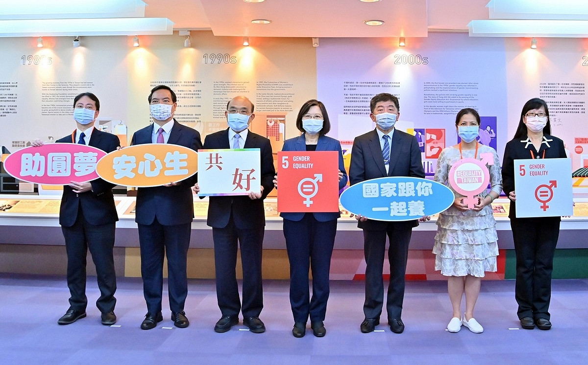 蘇貞昌今（7）日陪同蔡英文參觀台灣國家婦女館，一行人也手持「性別平等」、「共好」、「助圓夢」「安心生」及「國家跟你一起養」等手板共同合影留念。 圖：行政院提供
