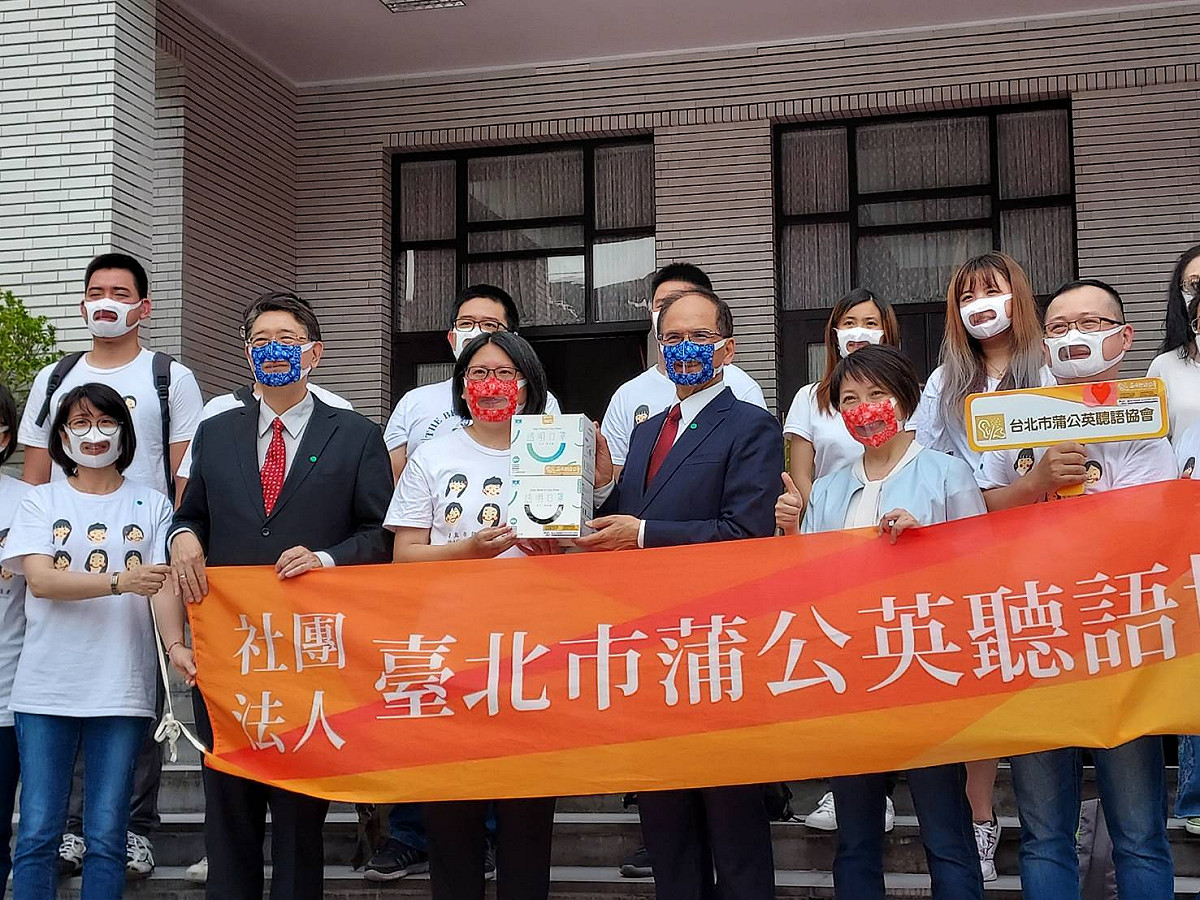 游錫堃下午於立法院接見社團法人台北市蒲公英聽語協會。 圖:陳佩君/攝