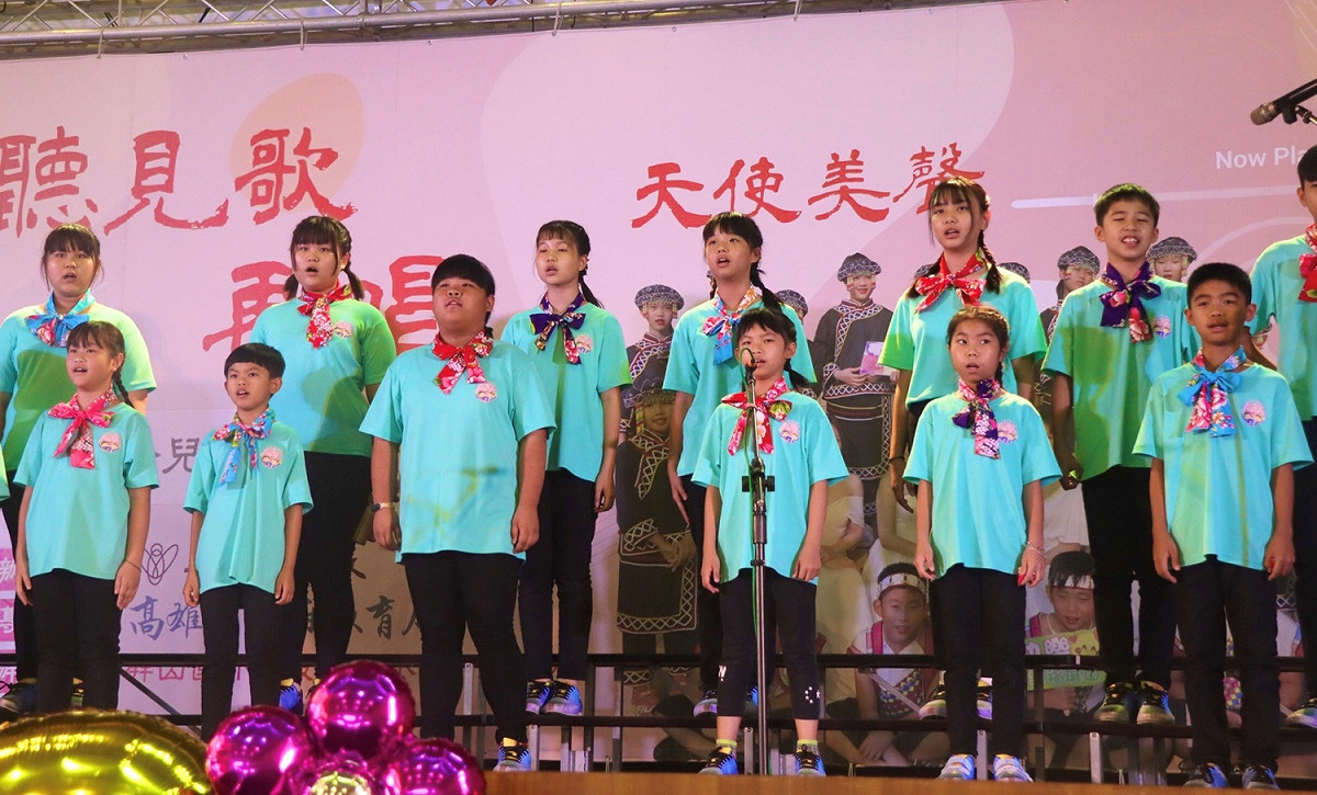 新威國小合唱團自信站上舞台。 圖：高雄市教育局提供