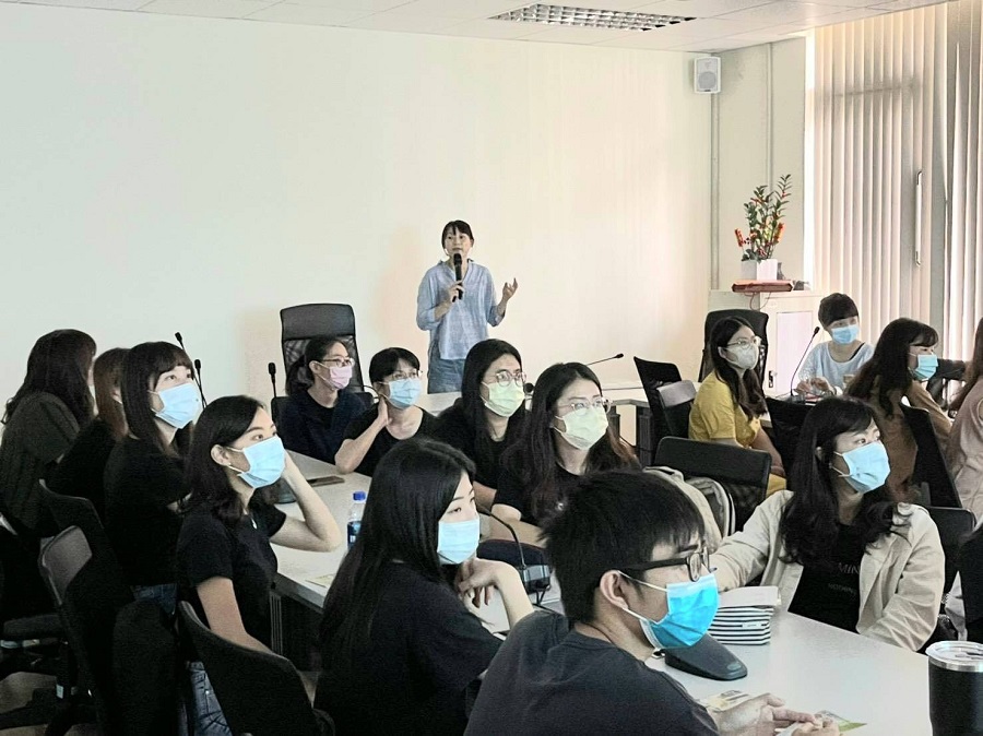 毒防局以簡報介紹認知藥癮問題的成因與復發歷程，同理藥癮者戒癮的難度，全人服務的理念，強化家庭支持服務，促進藥癮者復歸社會之專業輔導知能與技巧。 圖：高雄市政府／提供