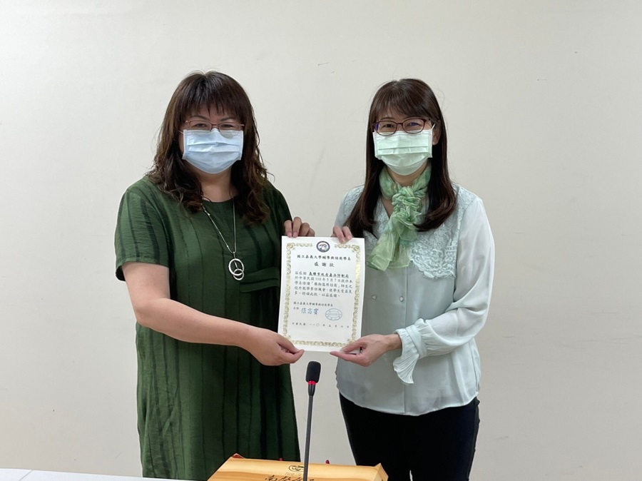 毒防局局長林瑩蓉(右)與嘉大助理教授朱惠英。 圖：高雄市政府／提供