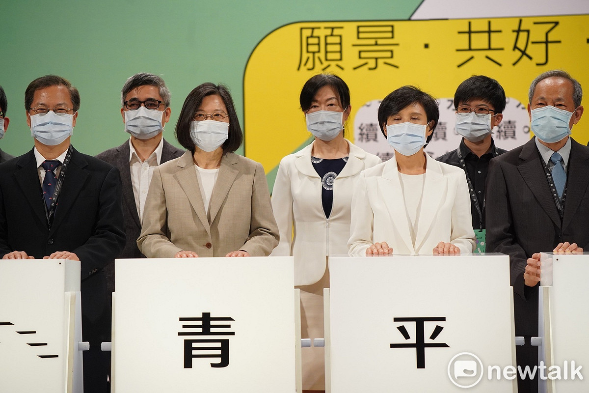 蔡英文出席青平台基金會論壇活動，肯定基金會董事長鄭麗君卸任文化部長後，重新在民間推動深化民主工作。 圖：林昀真/攝