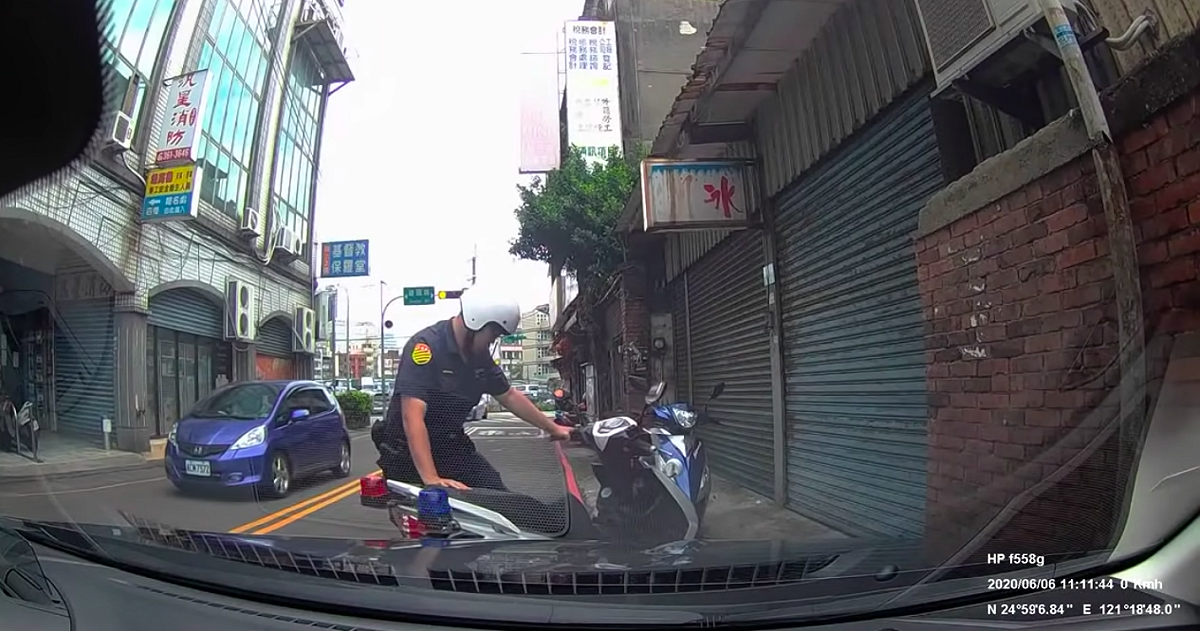 黃姓車主與莊姓員警去年發生車禍糾紛。 圖：翻攝自爆料公社