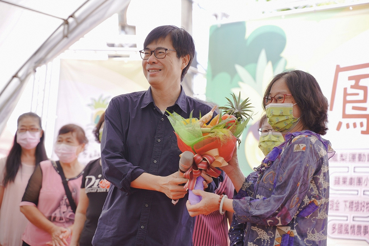 陳其邁贈送鳳梨花束預祝母親節快樂。 圖：高雄市政府提供