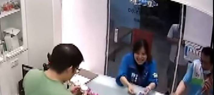 許崑源二女兒許采蓁(中)拜訪選民傳出爭議事件。 圖：翻攝Youtube