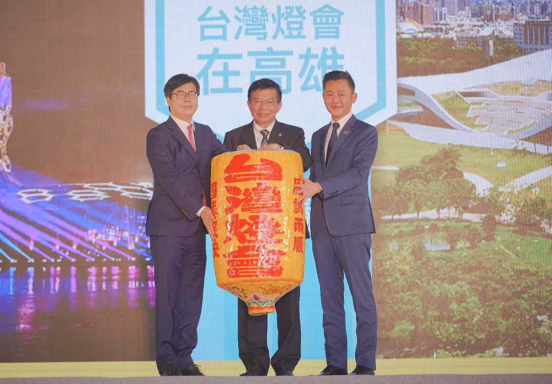 陳其邁(左)自林智堅(右)手中接下燈籠信物。 圖：高雄市政府提供