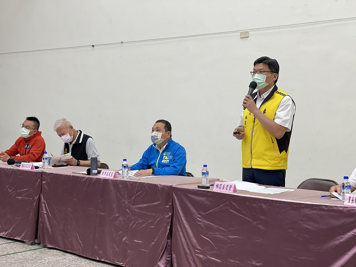 新北市長侯友宜主持泰山區行動治理座談。 圖：新北市民政局提供