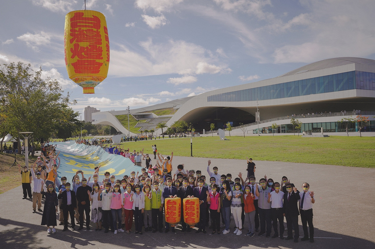 接燈籠信物儀式在衛武營國家藝文中心舉行。 圖：高雄市政府提供